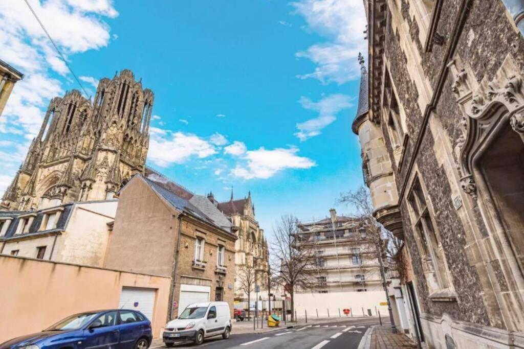 Fire, Appartement Vue Cathedrale Reims Bagian luar foto